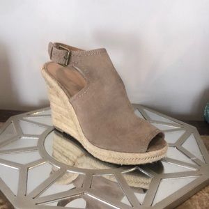 Universal Thread co. Wedge shoe size 8.5